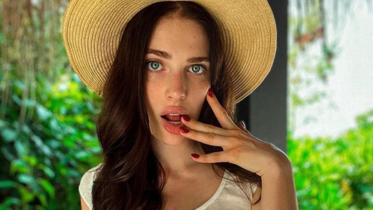 Yunanistan'da Reislin'e Sıcak Bastı! Verdiği Poz On Binlerce Beğeni Aldı! Ben Elfim Dedi...