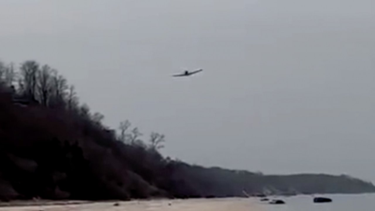 Plaja acil iniş yapan uçak denize sürüklendi