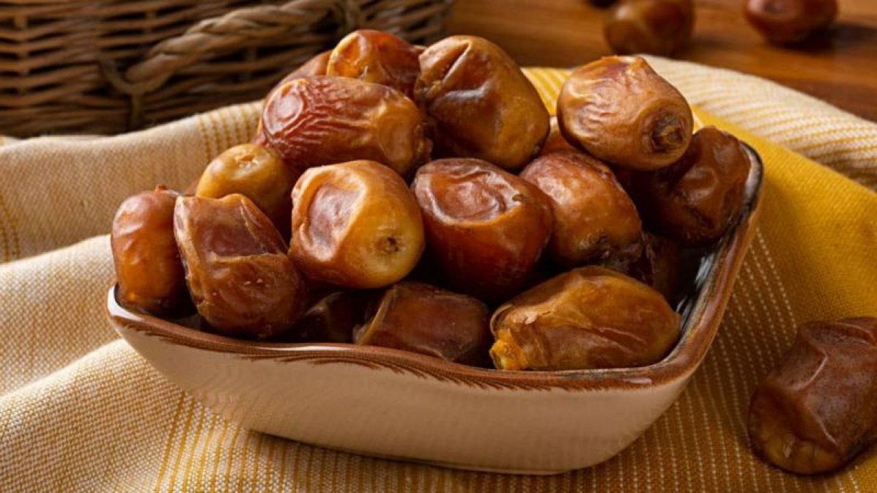İftarın Vazgeçilmezi Hurma Tam Bir Şifa Kaynağı! Birden Çok Çeşidi Olan Hurma Birçok Vitamin Barındırıyor!