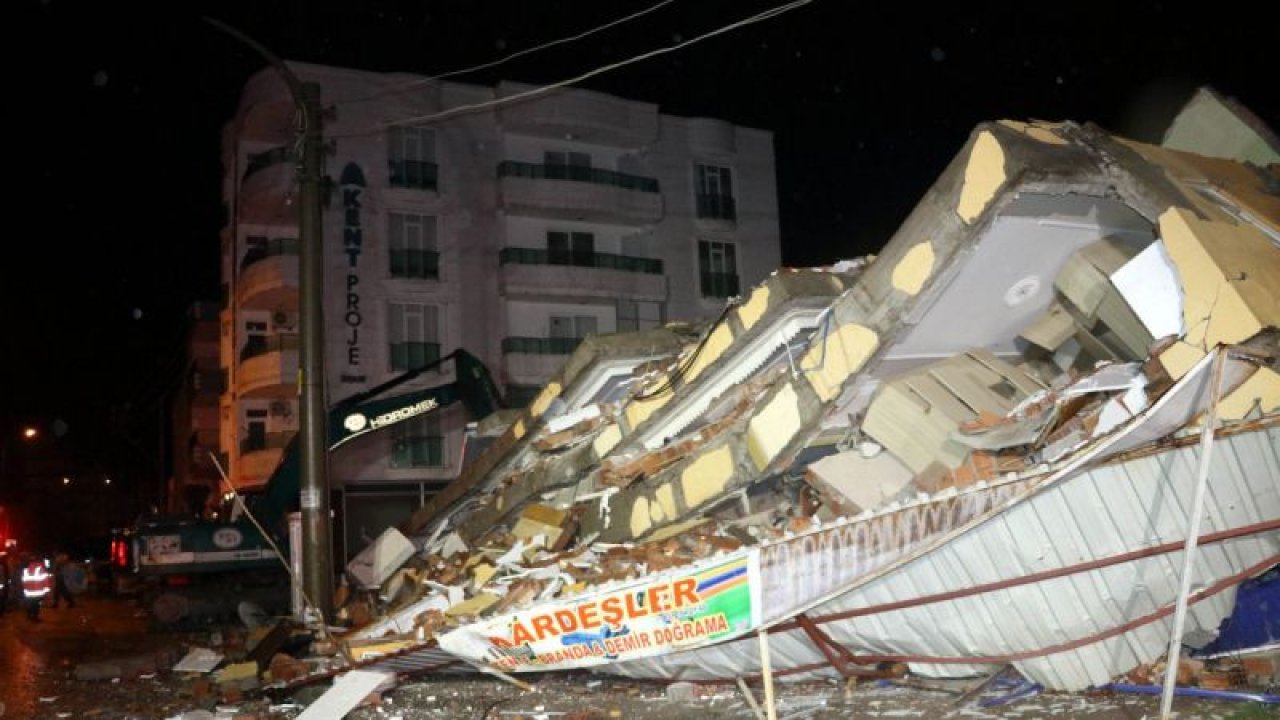 Adıyaman'da ağır hasarlı 5 katlı bina kendiliğinden çöktü