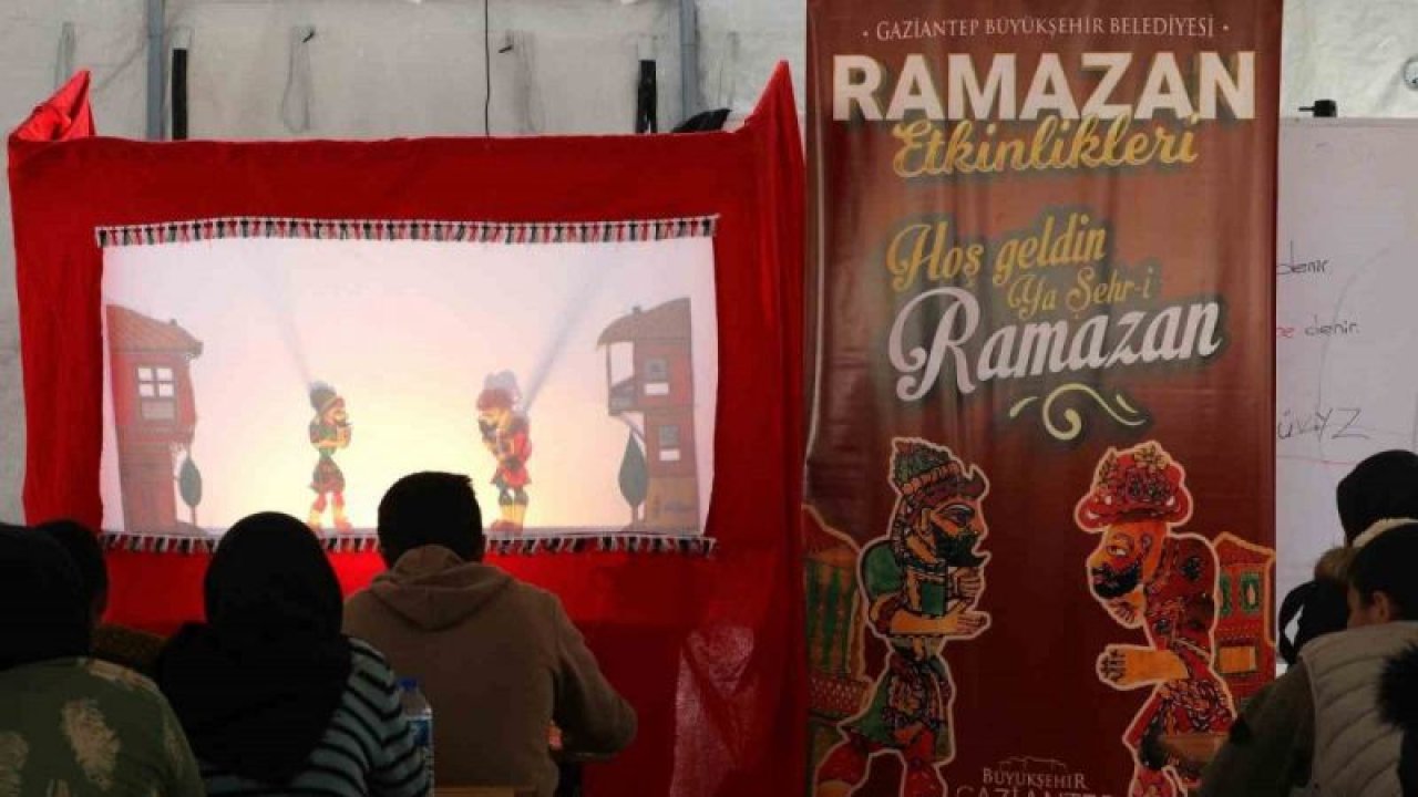 Depremzedelerin yüzleri Hacivat ve Karagöz oyunuyla gülüyor