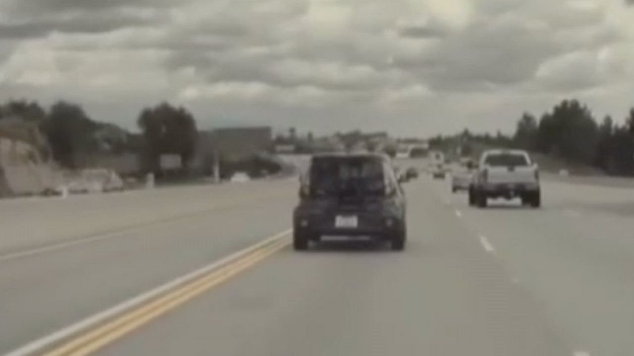 Araçtan fırlayan tekerlek, diğer araca takla attırdı