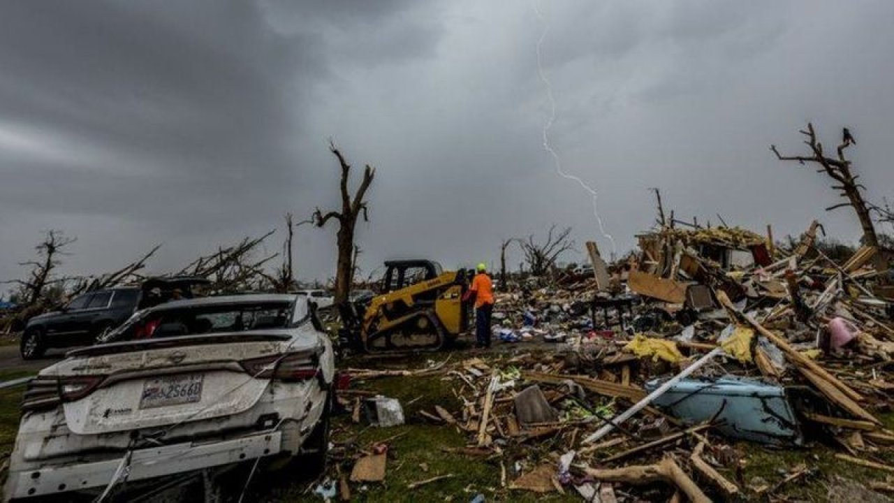 ABD’de Etkili Olan Hortum 26 Kişinin Canına Mal Oldu! Bölgede Olağanüstü Hal İlan Edildi!