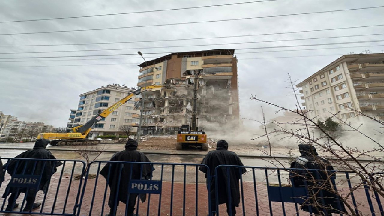 Gaziantep'te AĞIR HASARLI DENİLEN ÇAĞLA APARTMANI'NI MAKİNALAR BİLE YIKAMIYOR! GAZİANTEP'TE ÇAĞLA APARTMANI TARTIŞMASI BÜYÜYOR!