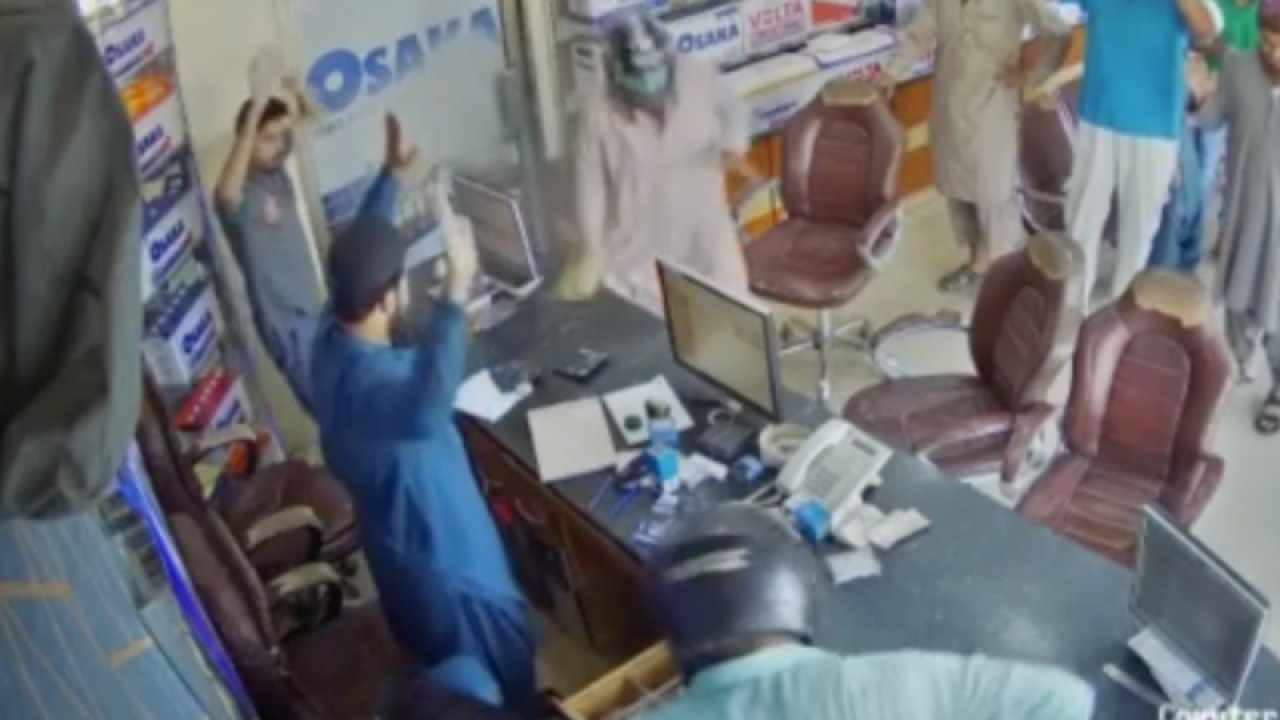 Dükkan sahibi hırsızlara kurşun yağdırdı