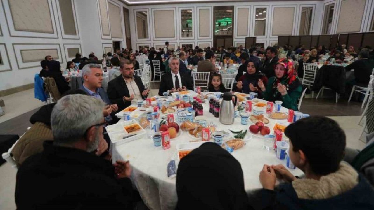 Şahinbey Belediyesi'nden “Eşi benzeri olmayan projeler”... Mehmet Tahmazoğlu umreye giden öğrenciler ve aileleri ile iftarda bir araya geldi
