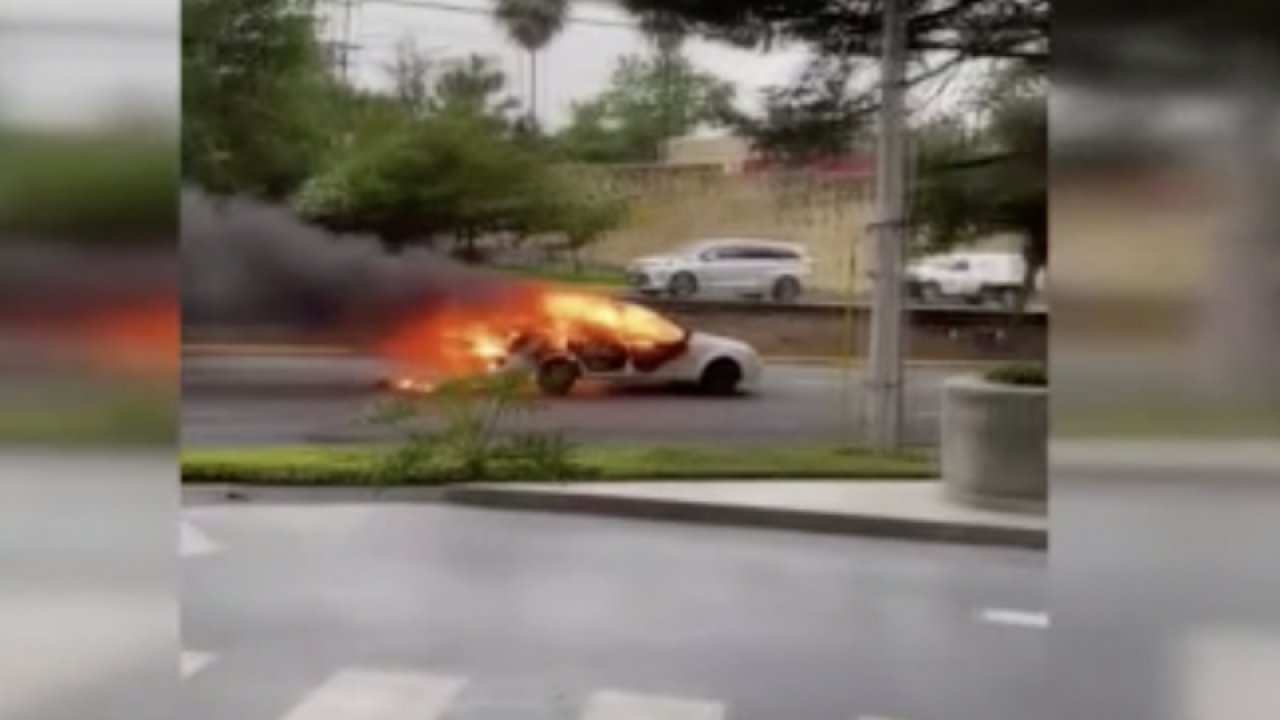 Alev topuna dönen sürücüsüz araç metrelerce ilerleyip direğe çarptı