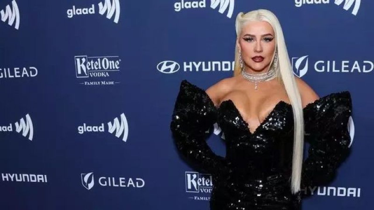 43’lük Christina Aguilera'nın Ödül Töreni Kıyafeti Olay Oldu! Şarkıcının Göğüsleri, Bağımsızlıklarını İlan Etti!