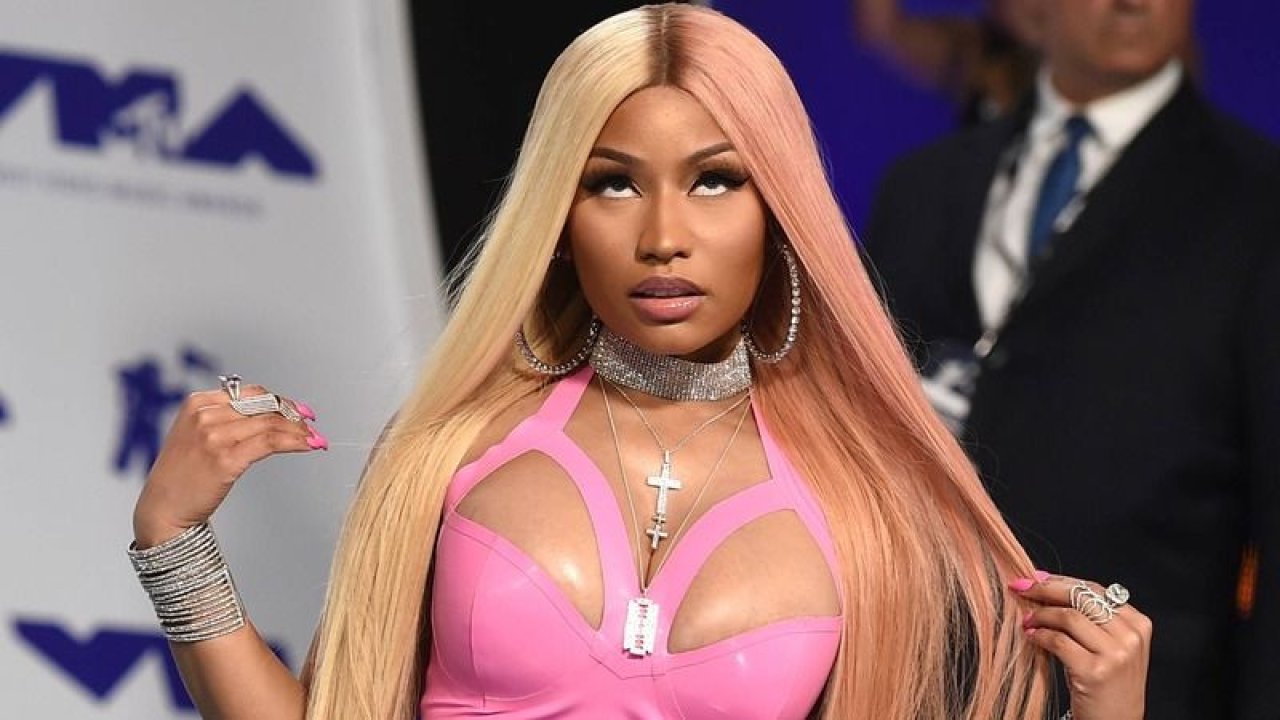 Ünlü rapçi Nicki Minaj daracık pembe pantolonuyla kalça şovu yaptı! Paylaşımına milyonlarca beğeni geldi