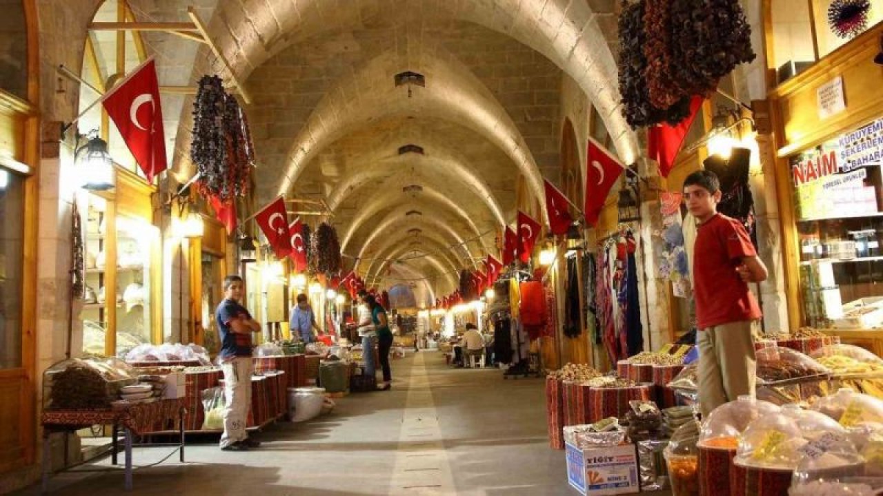 Fatma Şahin’den depremde aldığı hasar nedeniyle kapatılan Tarihi Zincirli Bedesten'in esnafına destek