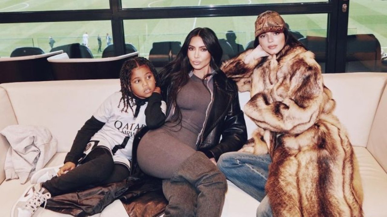 Kim Kardashian Plajda Yaptıkları İle Yine Gündemde: Ten Rengi Kıyafetiyle Herkesi Şoke Etti! Herkes Çıplak Sandı!