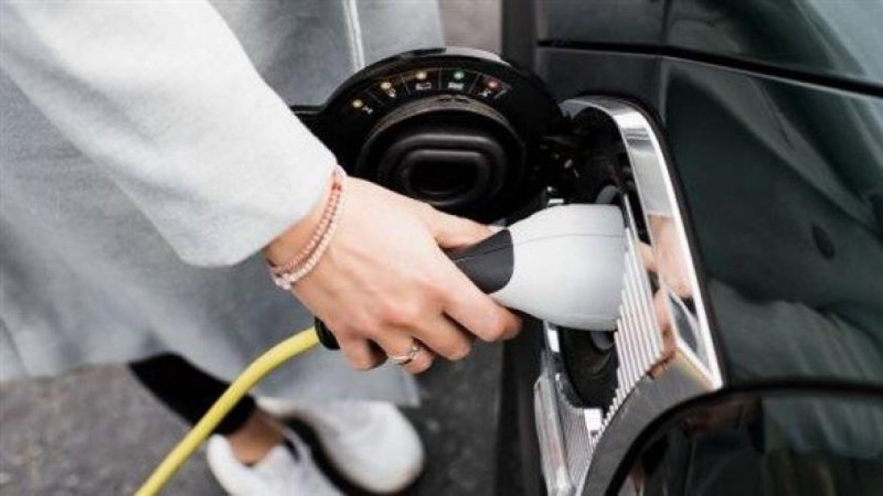 Satışa Çıkan Togg ve Türkiye’ye Giriş Yapan Tesla Sonrasında Elektrikli Araçlar İçin Yeni Karar! Trafik Sigortası Yönetmenliğinde Değişim!