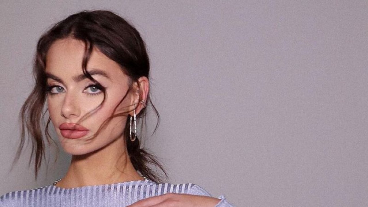 Dünya Güzeli Yael Shelbia’nın Dekolteli Pozları Gündem Oldu! Bakan Bir Daha Baktı: Bir İçim Su!