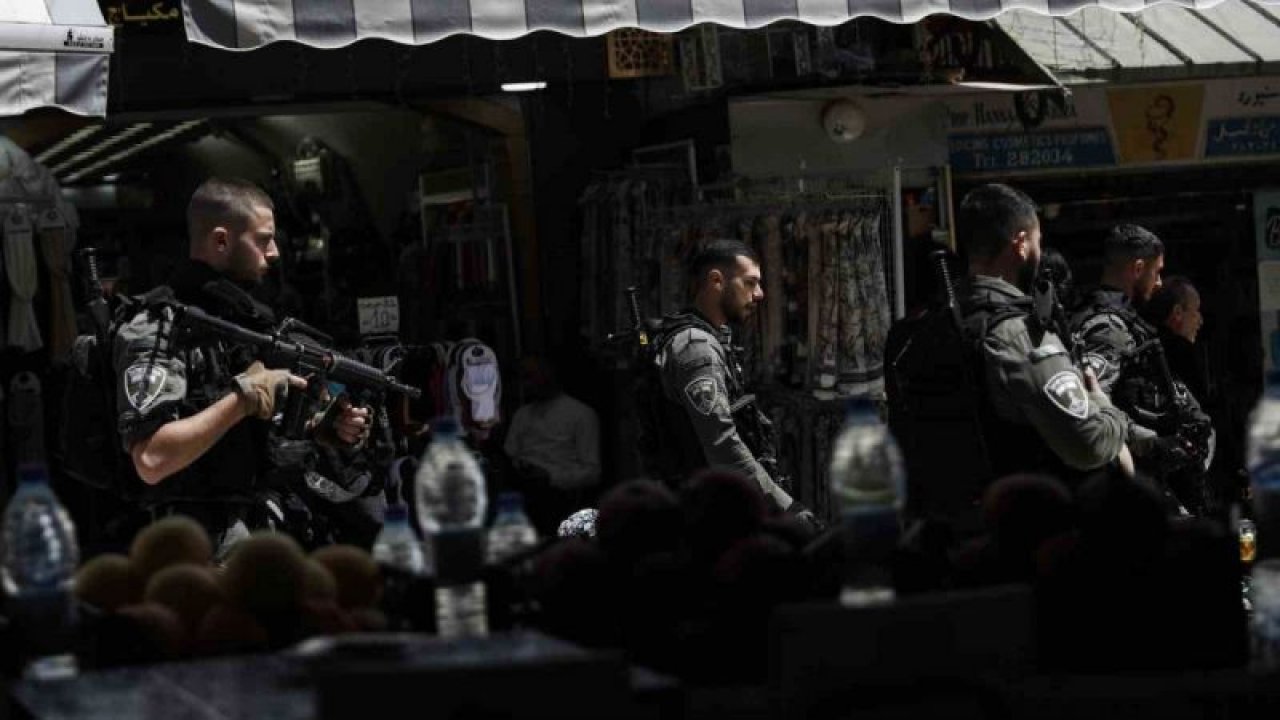 İSRAİL RAMAZAN DİNLEMEDİ! MÜSLÜMANLARA CAMİ'DE SALDIRDI! Mescid-i Aksa baskınında 450 Filistinli gözaltına aldı! İsrail polisi Mescid-i Aksa’da ibadet eden Müslümanlara saldırdı