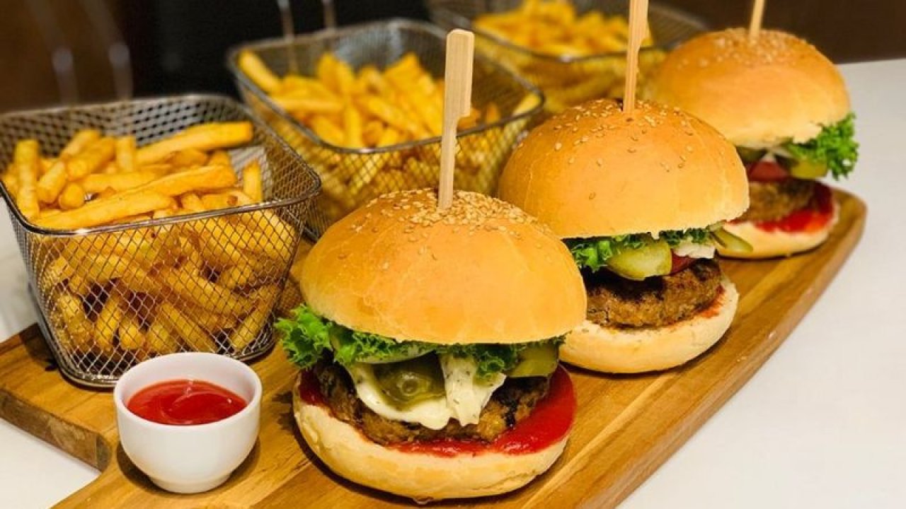 Kendi Hamburgerinizi Kendiniz Yapın! Dışarıda Hamburgere Para Vermeye Son Verecek Tarif!