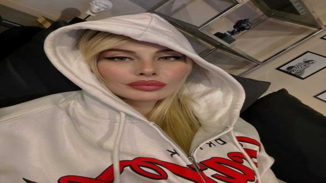 Hande Sarıoğlu transparan kıyafetiyle Barbie bebek oldu! Ünlü sunucunun paylaşımına binlerce beğeni geldi