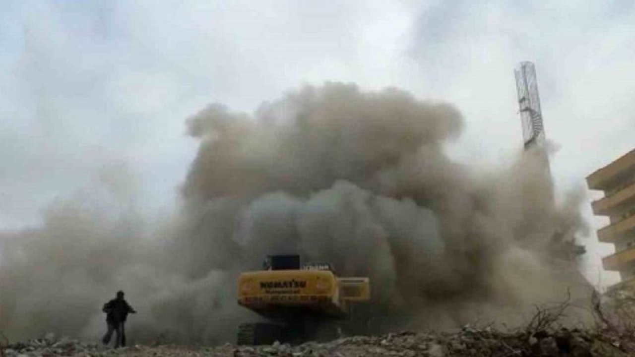 Gaziantep’te riskli binaların kontrollü yıkımı sürüyor