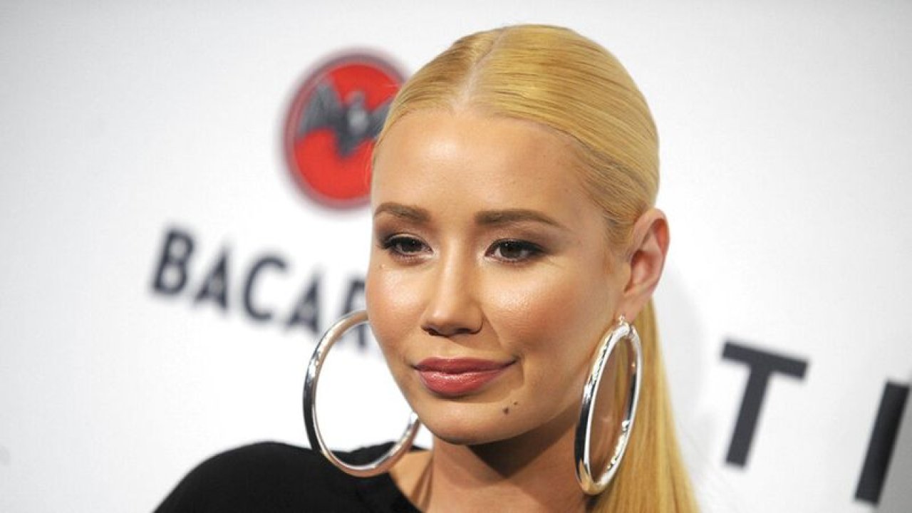 Iggy Azalea’dan bikini pozlar! Rap yıldızı küçük bikinileri ile yürekleri ağza getirdi!