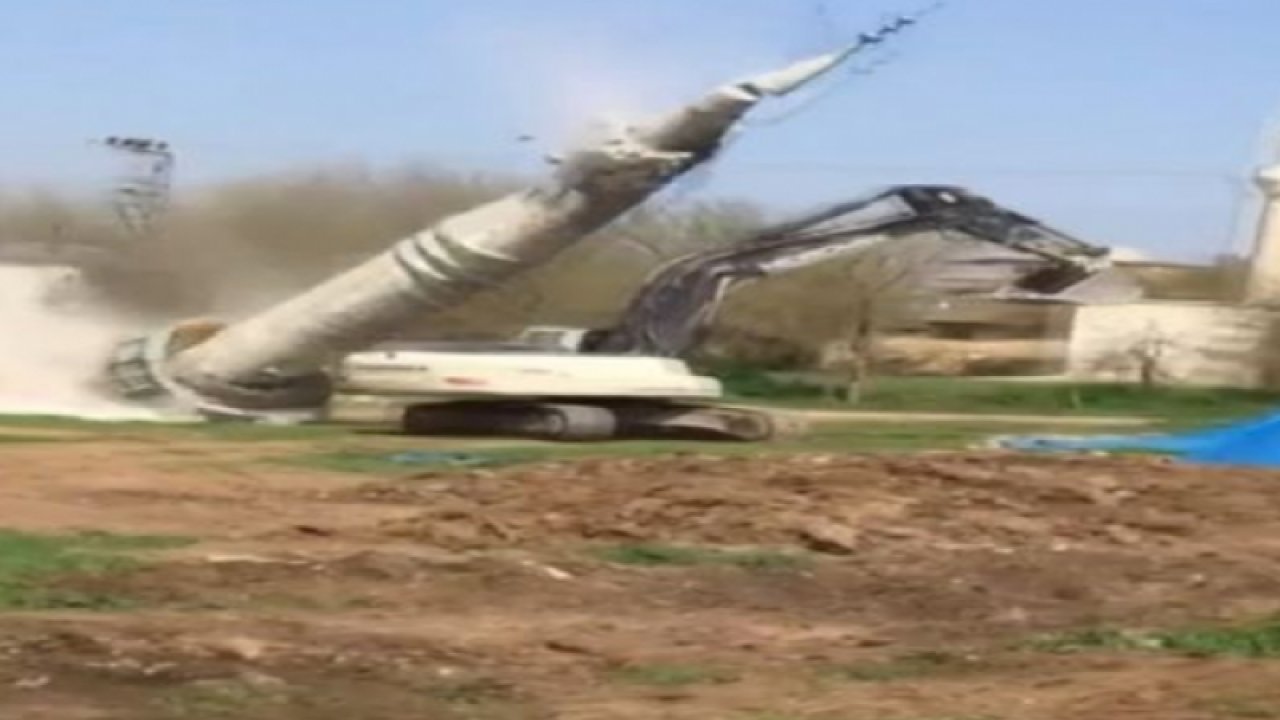 Gaziantep’te kontrollü minare yıkımı faciayla son buldu! Yıkımı gerçekleştiren kepçe operatörü hayatını kaybetti