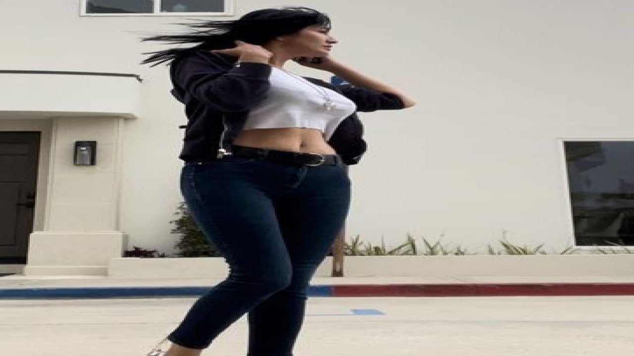 Aleyna Tilki’nin annesi Havva Öztel’in plaj pozu yürek hoplattı! Fit vücudu ile takipçilerinden beğeni topladı