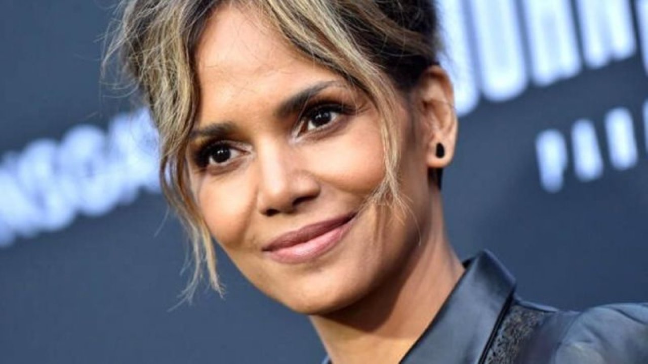 HALLE BERRY BU YAŞTA BU NE GÜZELLİK! Halle Berry’e ağır eleştiri! “Çıplak pozlar vereceğine torunlarınla oyna!”