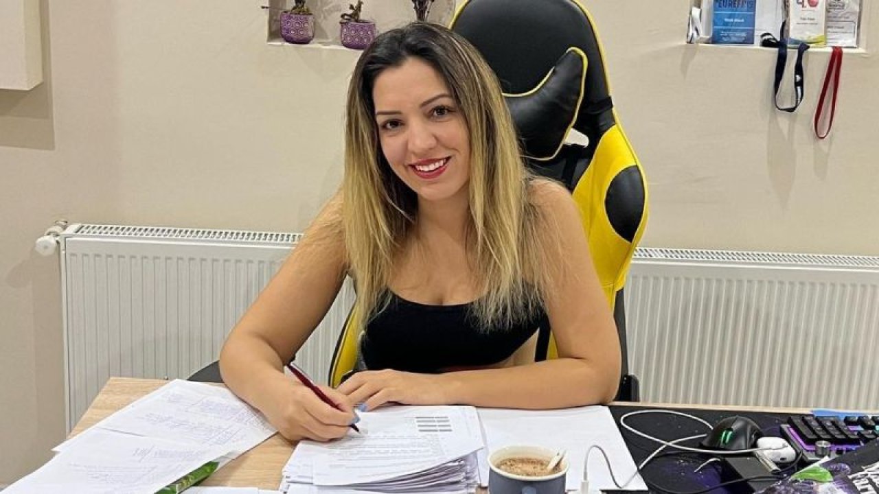 KPSS Derslerine Derin Dekoltesi İle Damga Vuran Öğretmen, Sosyal Medyayı Salladı!