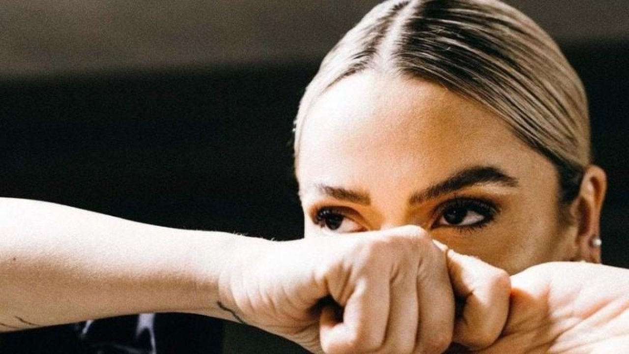 Hadise çömeldi pozu verdi! Ortalık yangın yeri! Binlerce eleştiri geldi…