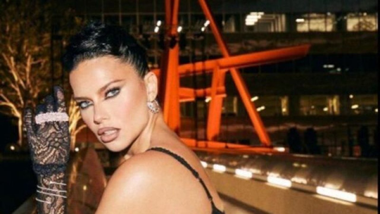 Adriana Lima fazla kilolarından kurtuldu! Derin yırtmaçlı elbisesi olay oldu! Son pozu ile nefes kesti!