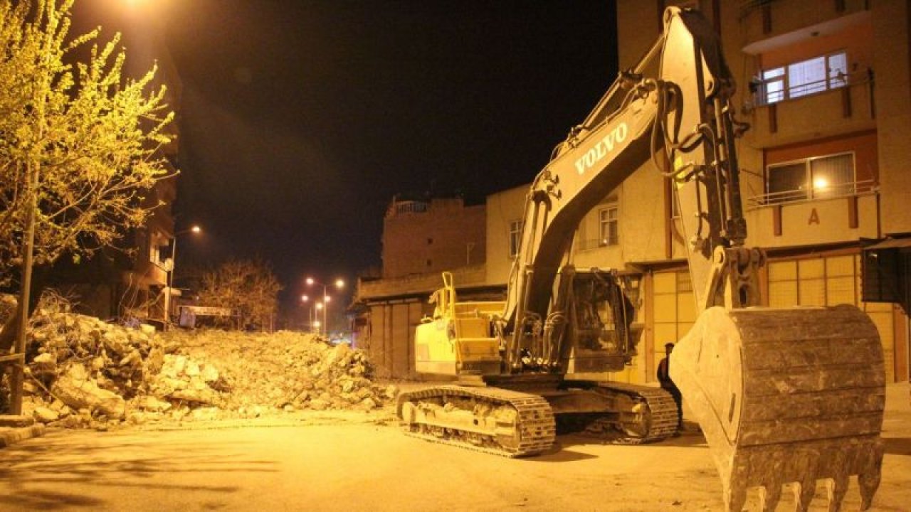 Kilis'te ağır hasarlı 4 katlı bina çöktü... Binada Arama Kurtarma Çalışmaları Yapıldı... O Anlar Kameraya Yansıdı