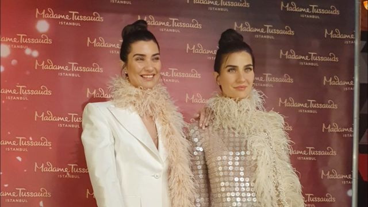 Tuba Büyüküstün’ü görenler ayırt edemedi! Balmumu heykeli ile benzerliği dikkat çekti!