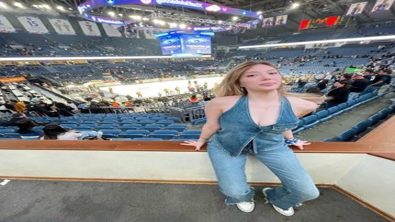 Yasmin Erbil derin göğüs dekoltesiyle maç izlemeye gitti, sosyal medya alev aldı! Güzel fenomenin paylaşımına beğeni yağdı