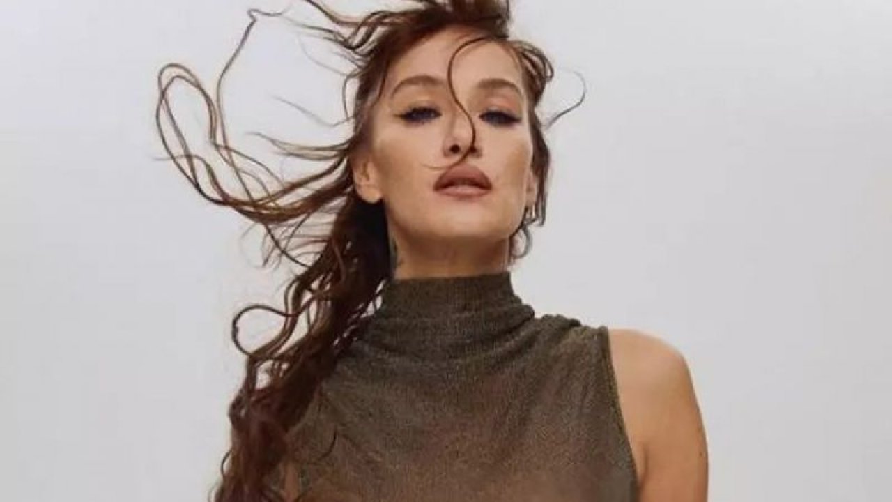 Didem Soydan kameralar karşısında GİYİNDİ! Derin yırtmaç, göğüs dekoltesi, süper mini… İşte çekimden muhteşem kareler!