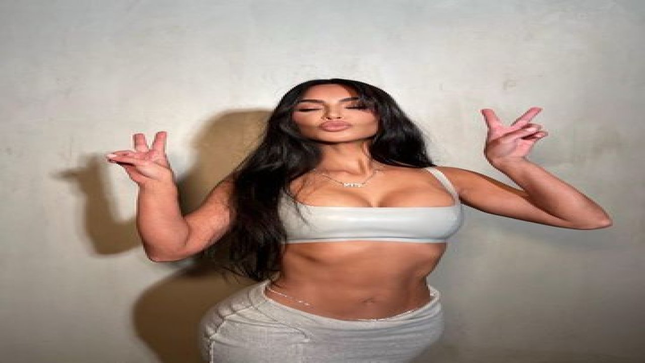 Kim Kardashian ten rengi bikinisi ile ayna karşısında! Muhteşem vücuduna 2.5 milyon beğeni geldi!