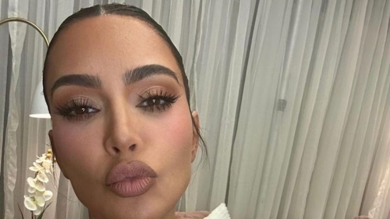 Kim Kardashian'ın Ten Rengi Bikinisi Olay Oldu! Göğüsleri Bikiniye Sığmayınca Nefesler Tutuldu!
