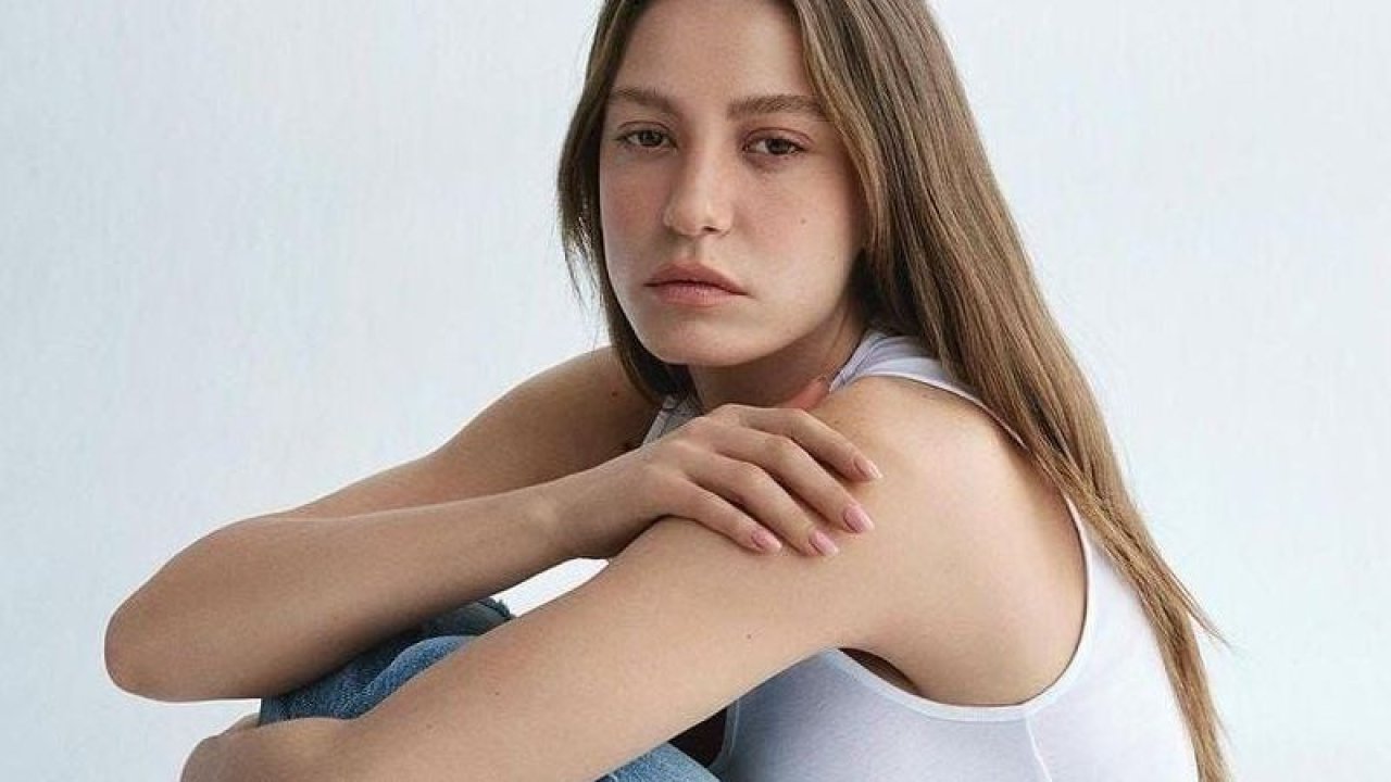 Serenay Sarıkaya'nın beyaz atletli sıcak pozları! Sosyal medya alev aldı! Kollarını kaldırınca…