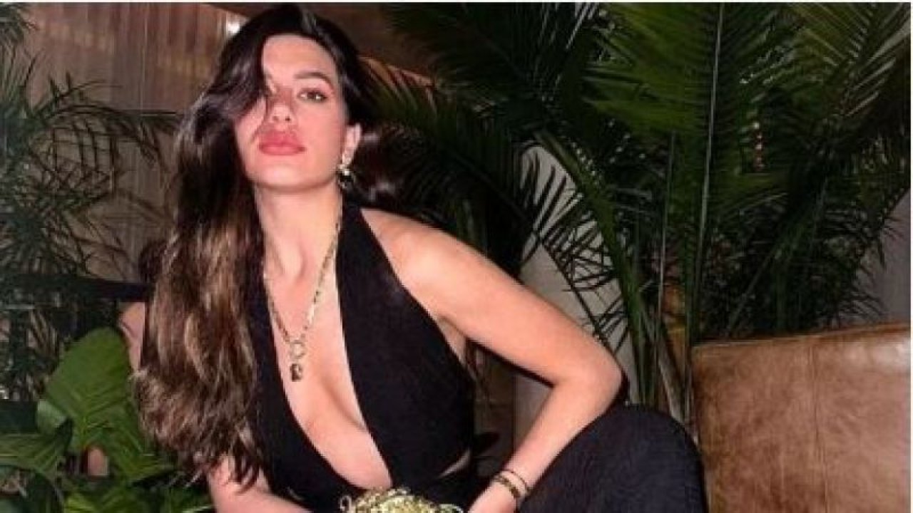 Fenomen Youtuber derin yırtmaçlı mini eteği ile frikik verdi! Önü kapanmayınca zor anlar yaşadı!