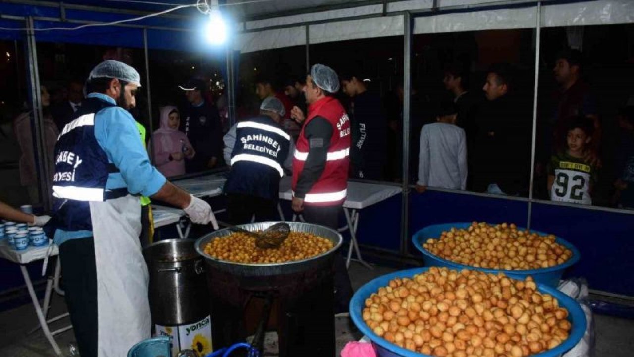 Şahinbey’den Kadir Gecesi’nde lokma tatlı ikramı