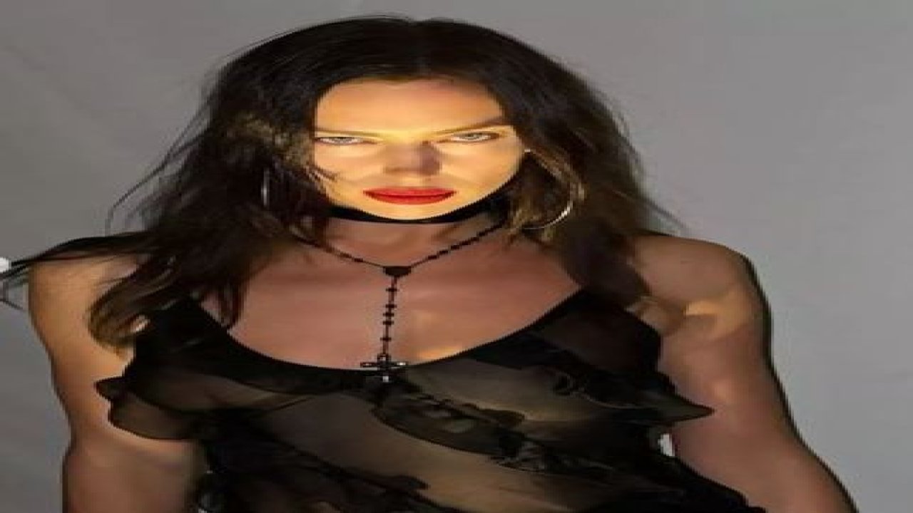 Rus kapak kızı Irina Shayk iç çamaşırı giymedi! Transparan elbisesi içinde ateşli anlar