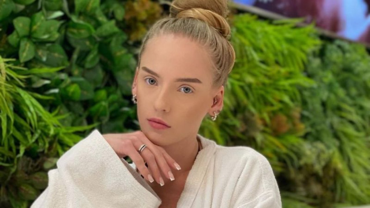 Matematik öğretmeni kamera karşısına geçti ortalık alev aldı! Siyah mini eteğiyle dikkatleri çekti! Özel ders isteyenler kuyruk oluşturdu…