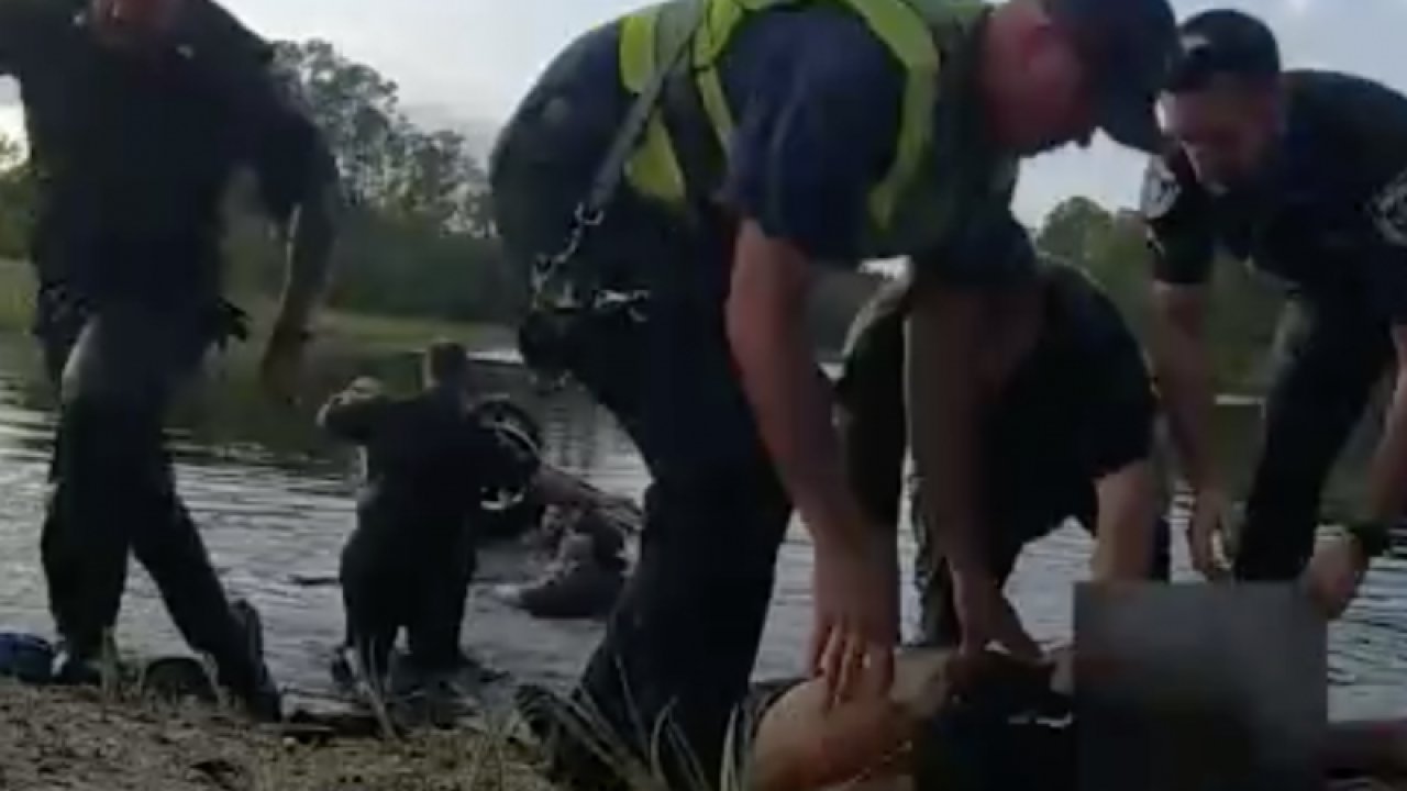 Sürücüsü gölete düşen araçtan son anda kurtuldu