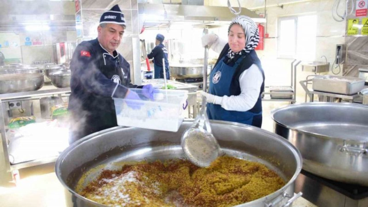 Şahinbey’den ihtiyaç sahibi vatandaşlara sıcak iftar yemeği