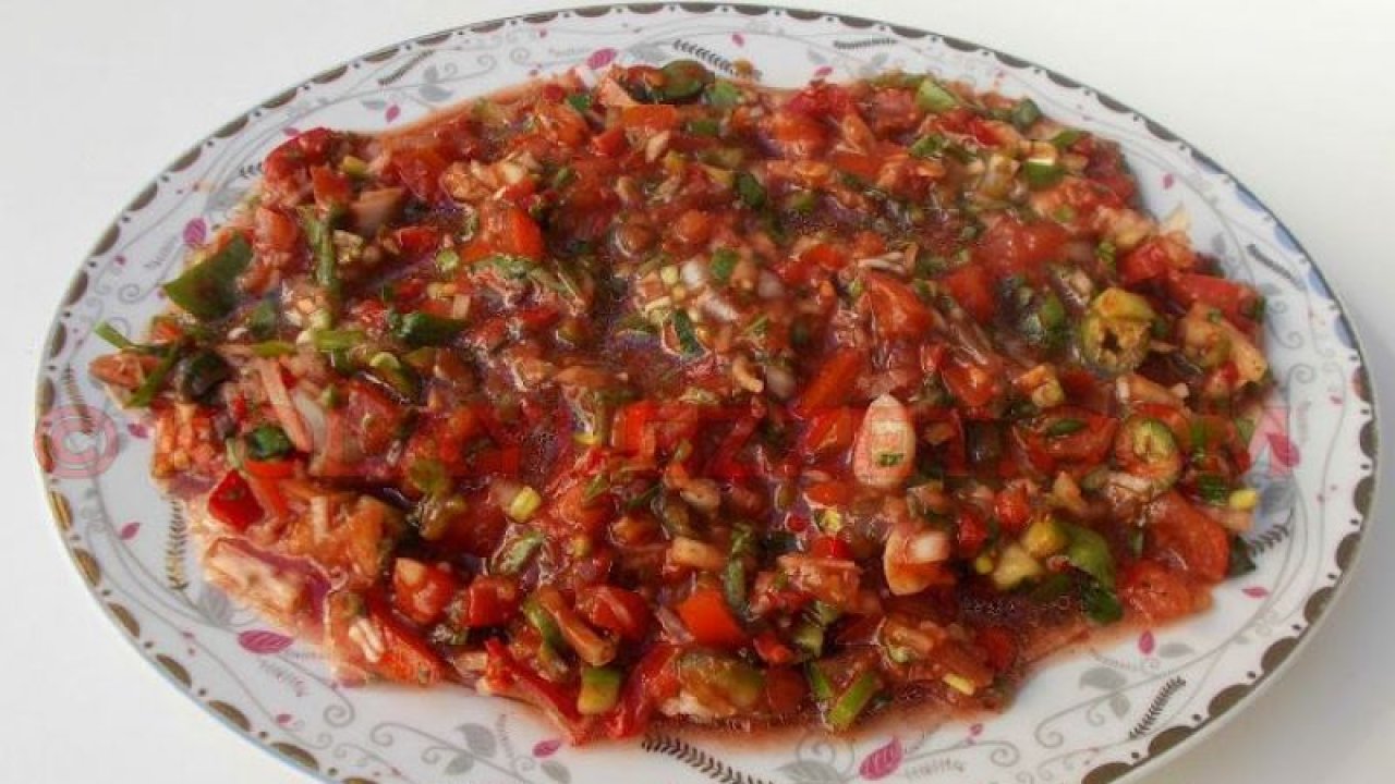 Antep Usulü Acılı Ezme Yemeği Tarifi, Antep Usulü Acılı Ezme Nasıl Yapılır? Evde Antep Usulü Acılı Ezme Yapılışı