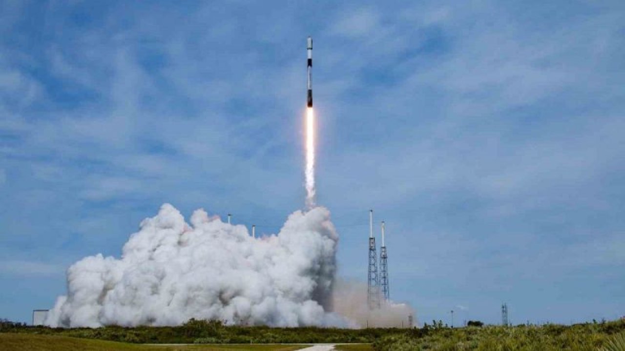 SpaceX, uzaya 21 adet 2’nci nesil Starlink uydusu fırlattı