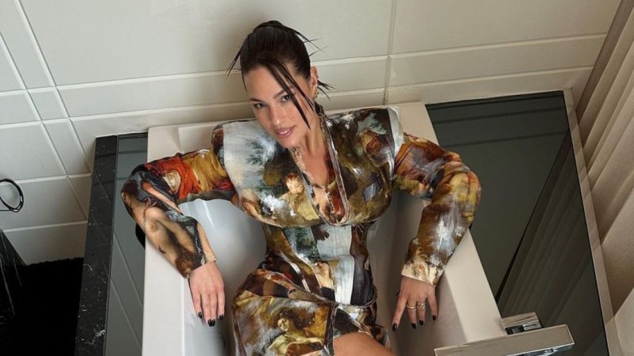 Seksi Model Ashley Graham Öyle Bir Poz Verdi Ki… Görenler Ağzı Açık İzledi! Şeffaf Tül Detayı Hayran Bıraktı…