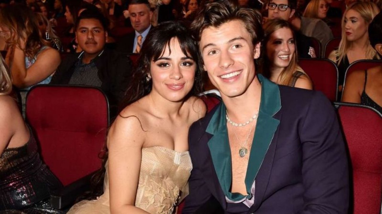 Shawn Mendes ve Camila çifti dudak dudağa! 365 günlük hasretini eski aşkının dudaklarında giderdi!
