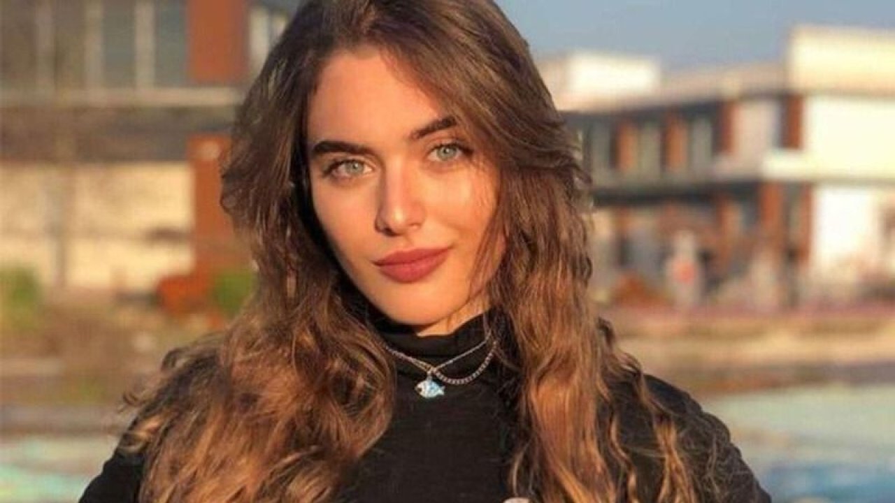 Oyuncu Çağla Şimşek maskülen tarzını kışkırtıcı hale bürüdü! Transparan göğüs dekoltesi ile büyüledi!