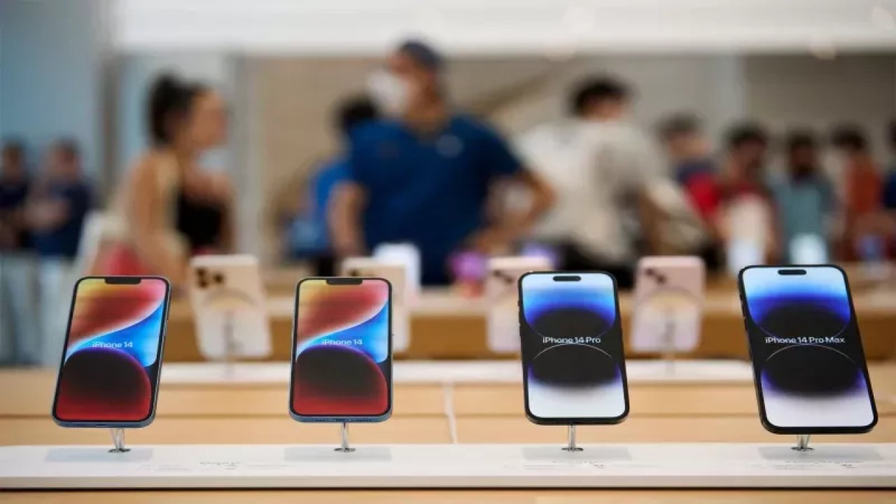 İphone 14 Plus İçin İnanılmaz İndirim! A101 Market Önünde Vatandaşlar Kuyruk Oluşturdu!