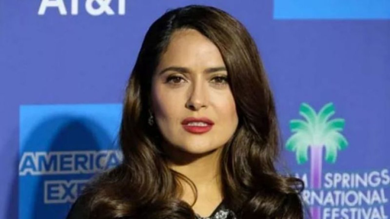 Salma Hayek’ten zamana meydan okuyan pozlar! Bikinili pozları ile ortalığı yaktı!