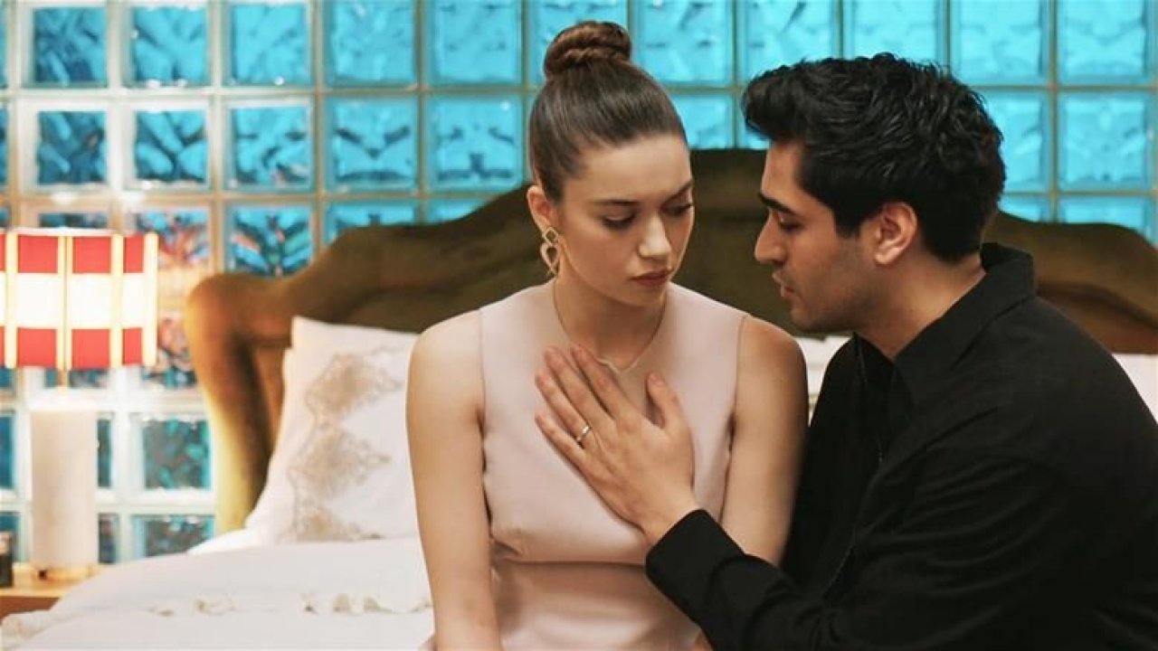 Yalı Çapkını dizisinin başrolleri aşk mı yaşıyor? İki isim baş başa tatile mi gitti?