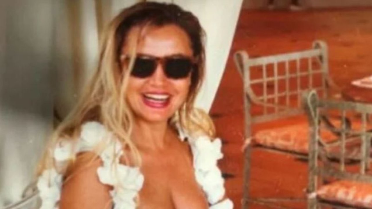 Banu Alkan'ı bikiniyle görenler şok oldu! Beyaz bikinisiyle sahil pozlarını sergiledi!